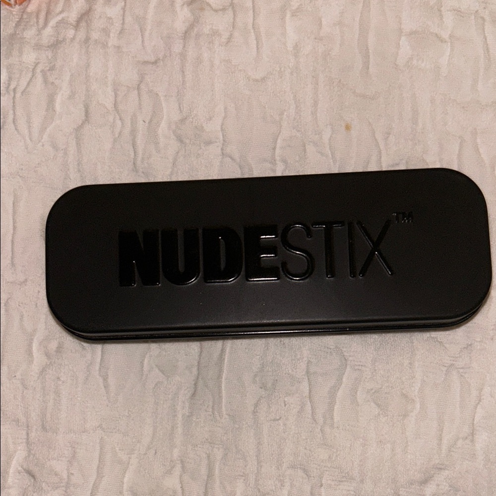 CONCEALER NUDESTIX Sleek Black Cosmetic Tin